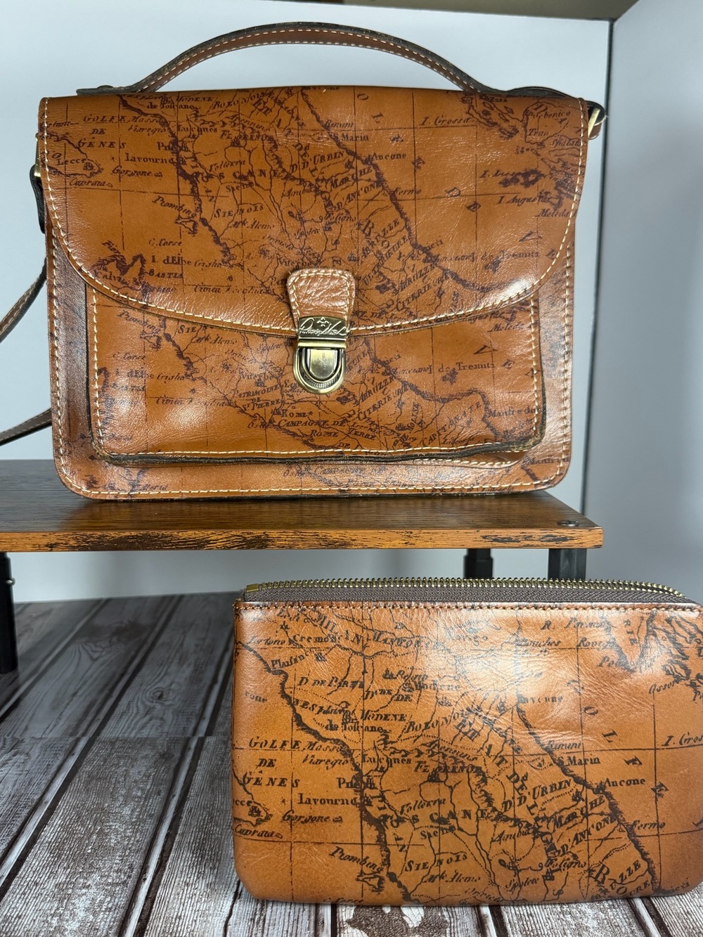 Vintage-Style Tan Leather Map Print Men's Crossbody Bag with Wristlet